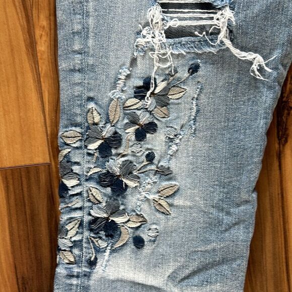 Silver Izzy Ankle Skinny Embroidered Lightwash Jeans - Picture 8 of 10